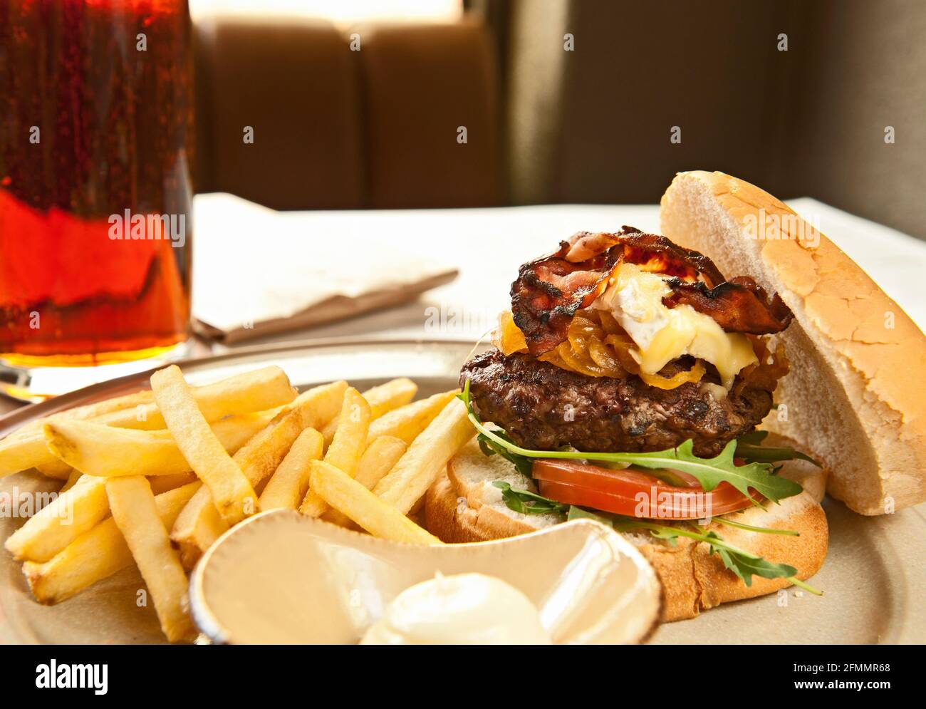 Hamburguesa con tocino en el bar de la cadera en Reykjavik Foto de stock