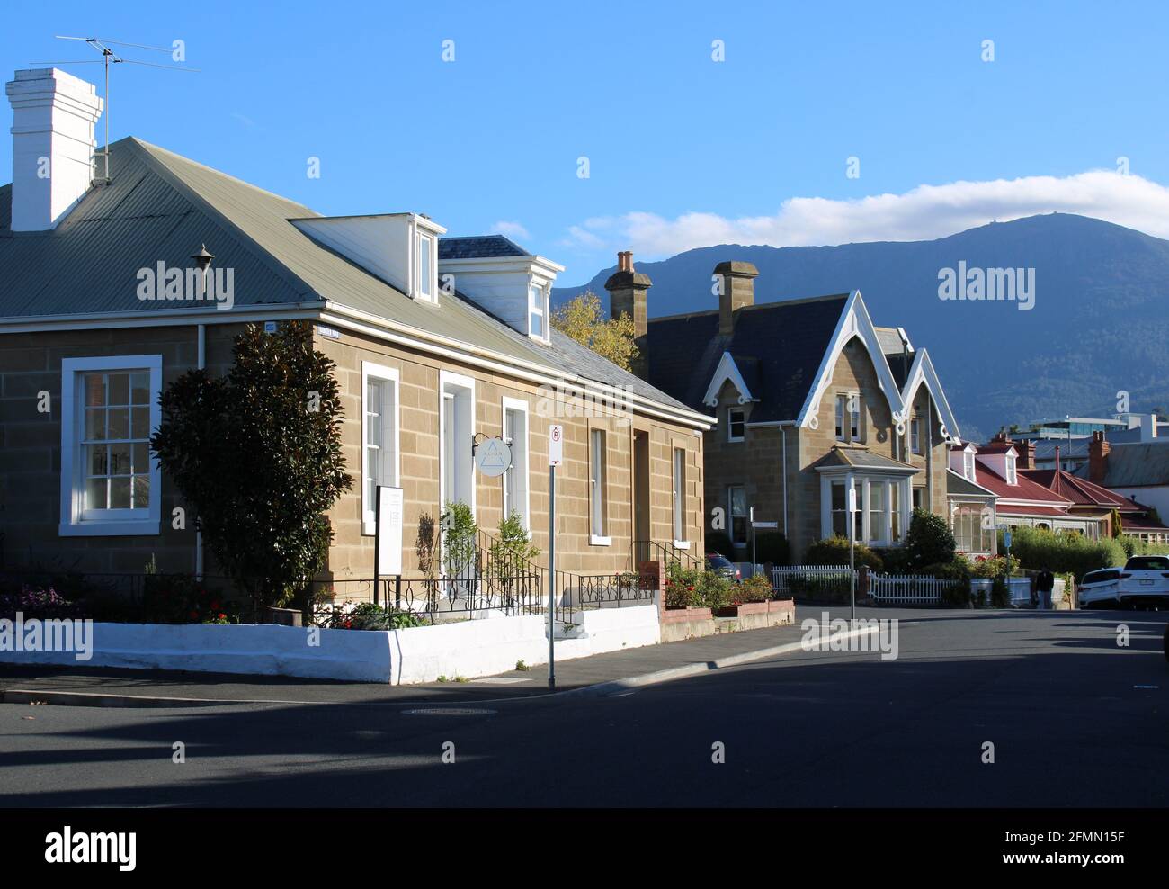 Estilos de vivienda australianos, estilo colonial georgiano y estilo neogótico. Hampden Rd, Battery Point, Hobart. Foto de stock