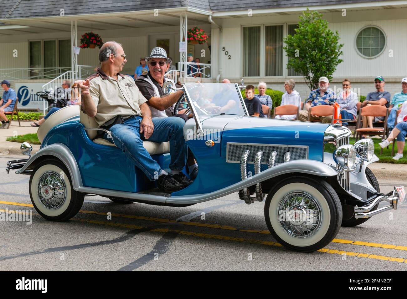 Larry LaRowe conduce su carro de golf personalizado Duesenberg Modelo SSJ en el desfile del Festival de Auburn Cord Duesenberg 2019 en Auburn, Indiana, Estados Unidos. Foto de stock