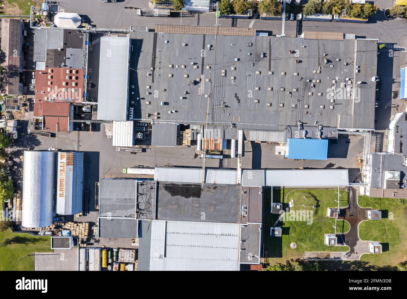 vista aérea superior de los tejados de edificios y almacenes en el distrito industrial. fondo industrial. Foto de stock