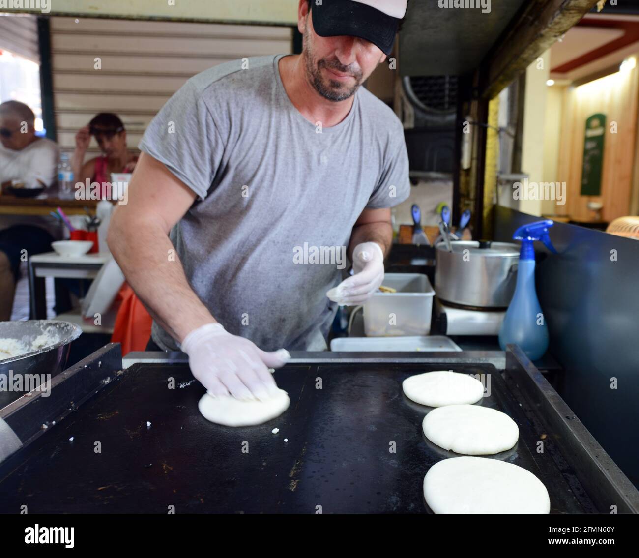 Preparar arepas en un restaurante venezolano en el mercado Carmel en Tel Aviv, Israel. Foto de stock