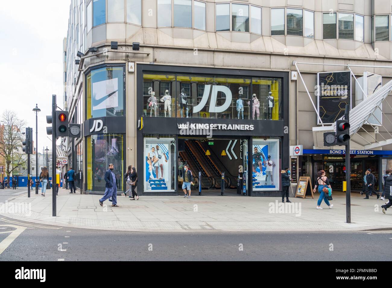 Tienda JD Sports en Oxford Street. Una cadena de minoristas especializada en  calzado de entrenamiento de marca de diseñador, ropa deportiva informal y  accesorios Fotografía de stock - Alamy