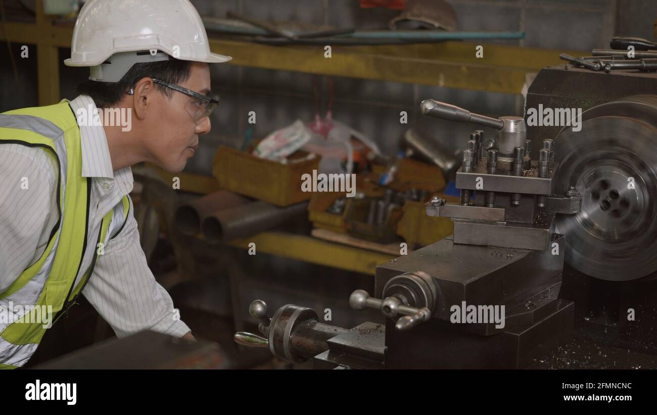 un ingeniero de la industria asiático profesional trabaja con un