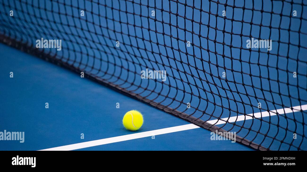 Red de tenis y cancha de pelota y dura. Concepto de competición de tenis y  deporte profesional Fotografía de stock - Alamy