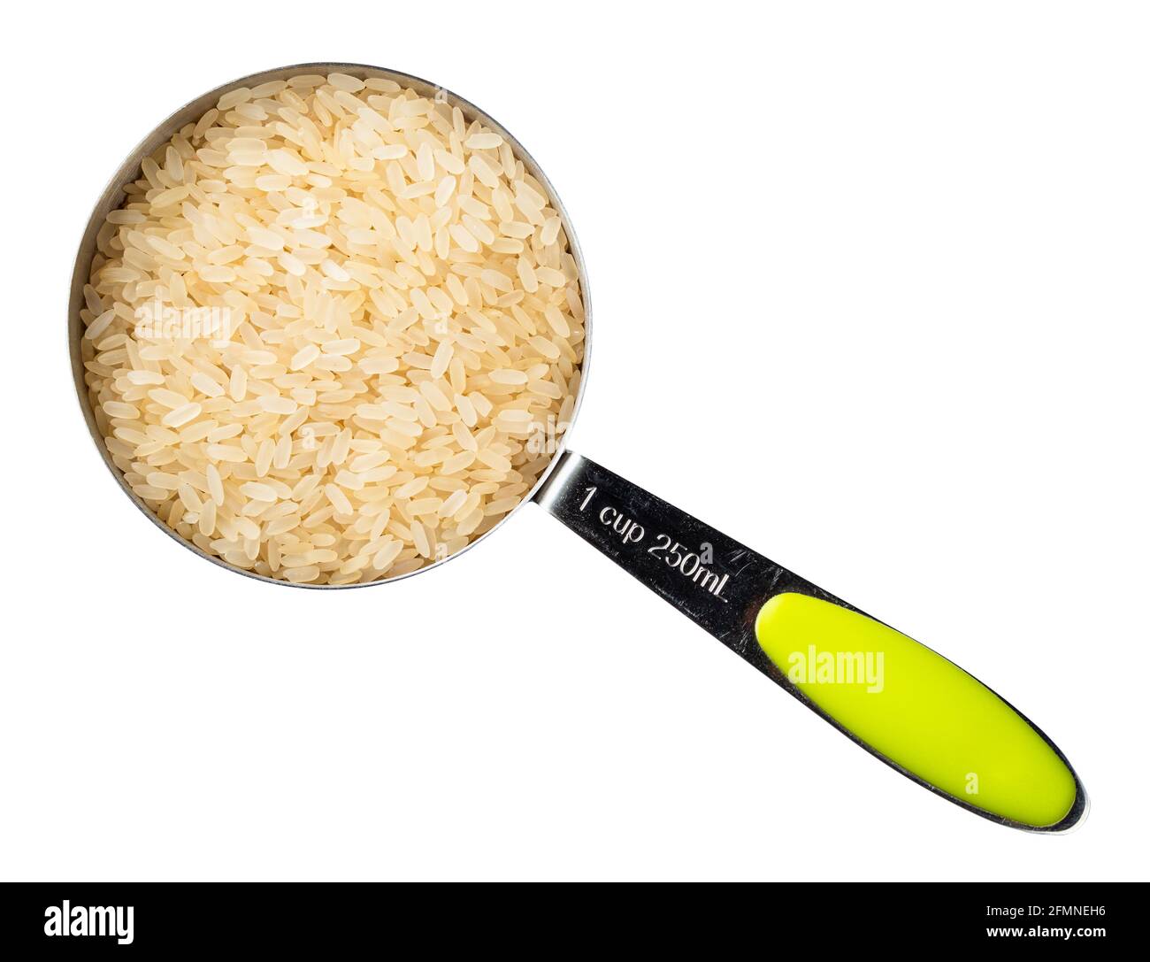 vista superior del arroz cocido crudo en el recorte del vaso medidor sobre  fondo blanco Fotografía de stock - Alamy
