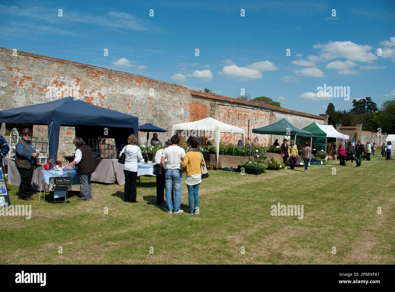 Los visitantes que visitan los puestos de comercio en Castle Ashby Country Fair, Northamptonshire, Reino Unido Foto de stock