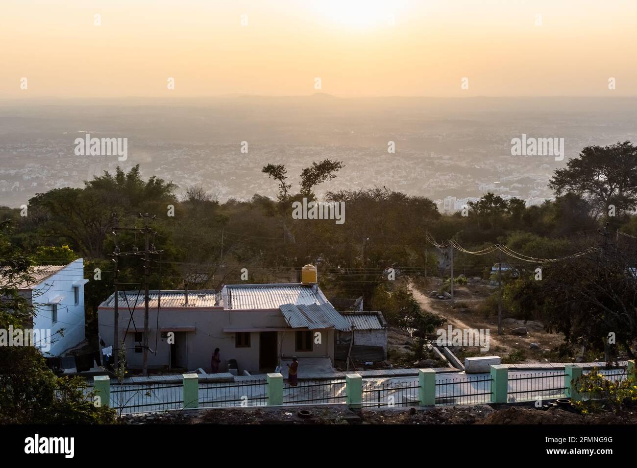 Mysore, Karnataka, India - enero de 2019: Una vista aérea de la ciudad de Mysore desde la cima de una colina en las colinas de Chamundi. Foto de stock