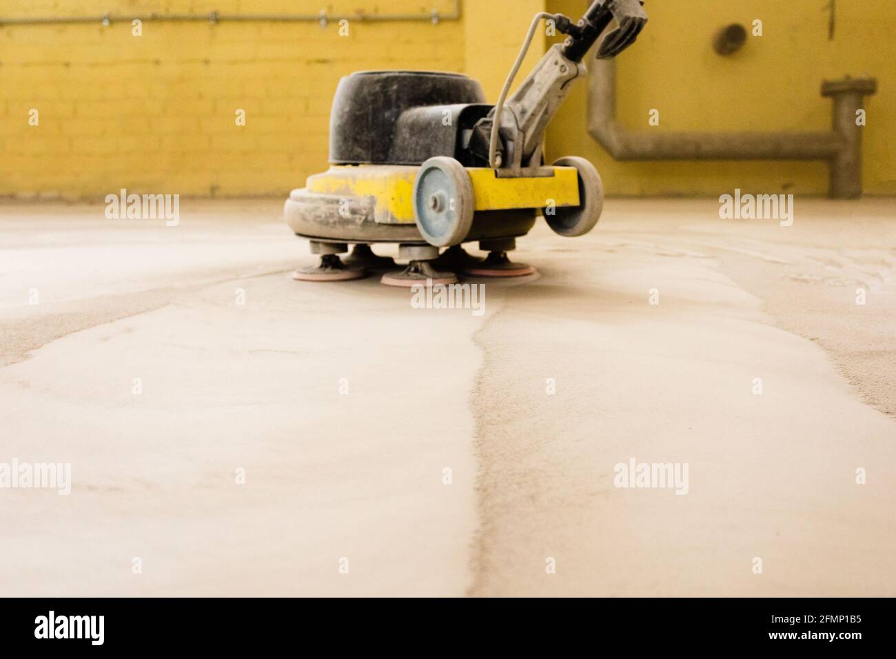 Esmerilado de suelo de hormigón. Proceso de construcción. Lijar un suelo de  hormigón con una lijadora en un almacén Fotografía de stock - Alamy