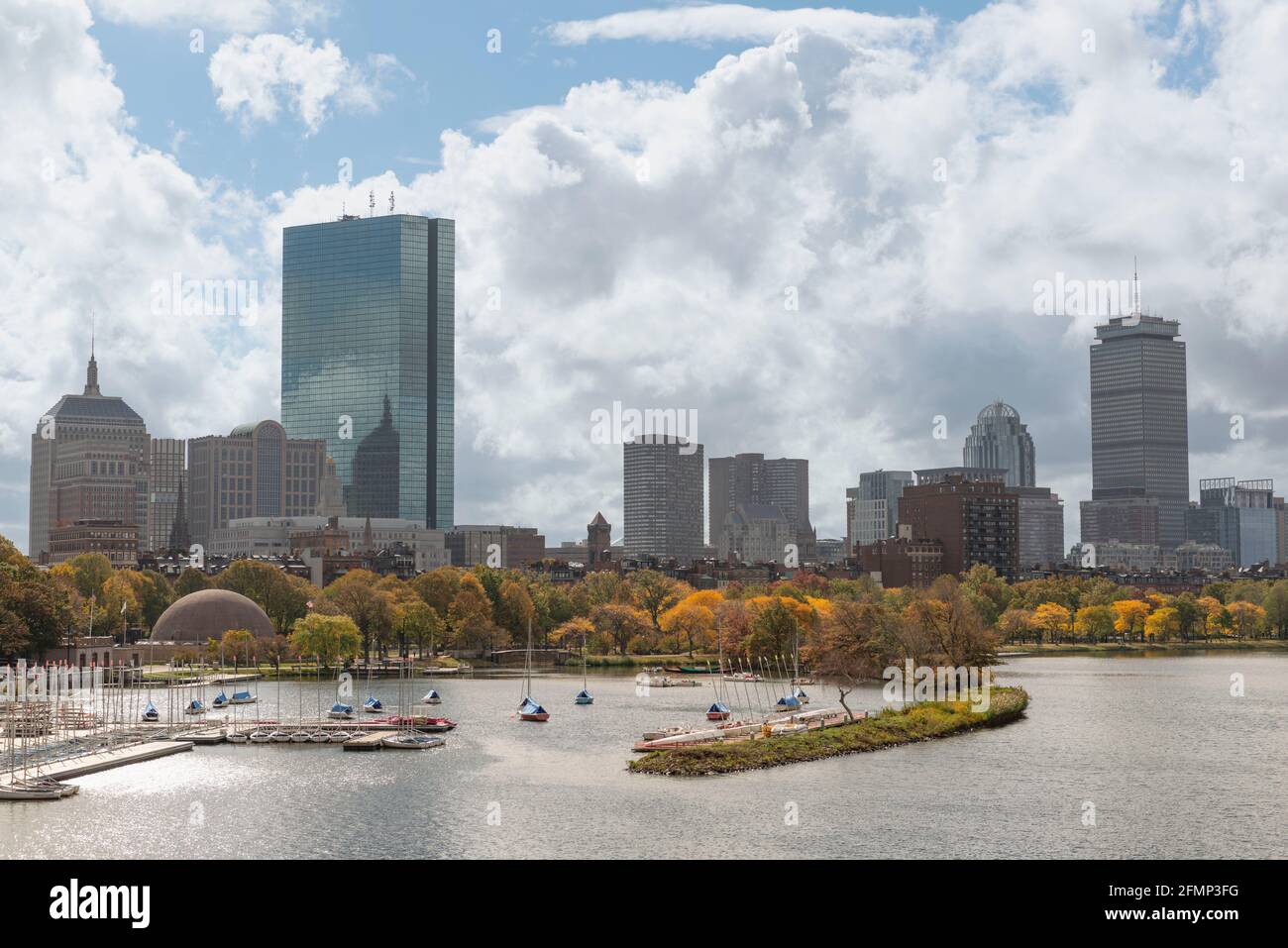 Una vista del horizonte de Boston desde el puente Longfellow Con follaje otoñal a lo largo de la Esplanada del Río Charles Foto de stock