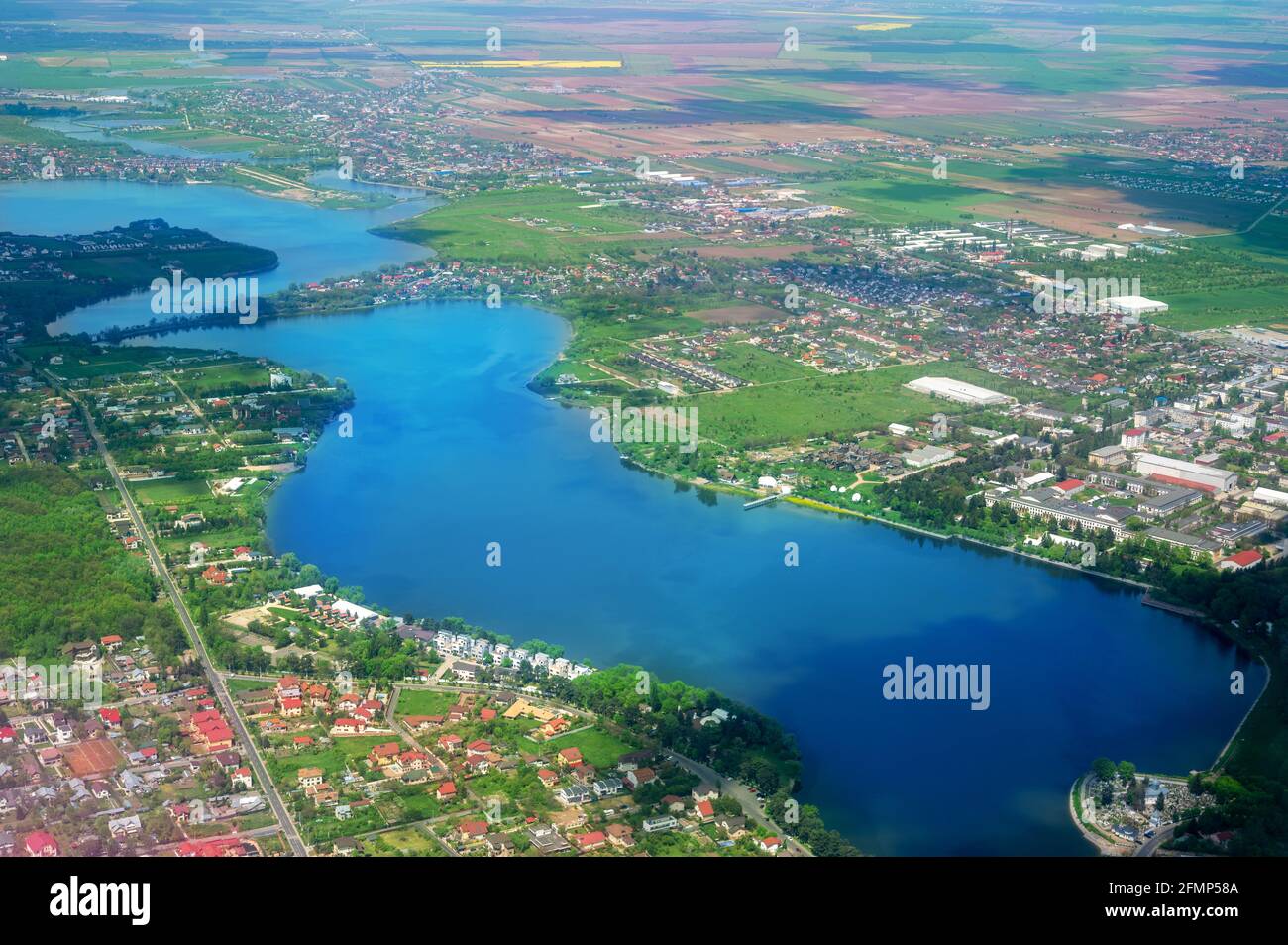 Vista aérea del paisaje de una zona rural y un río azul en Bucarest, Rumania Foto de stock