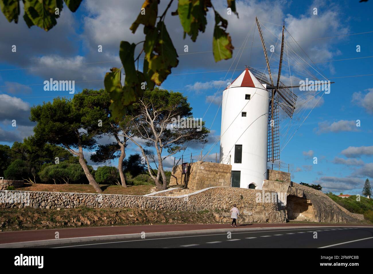 Uno de los antiguos molinos de viento restaurados en Es Castell menorca Foto de stock