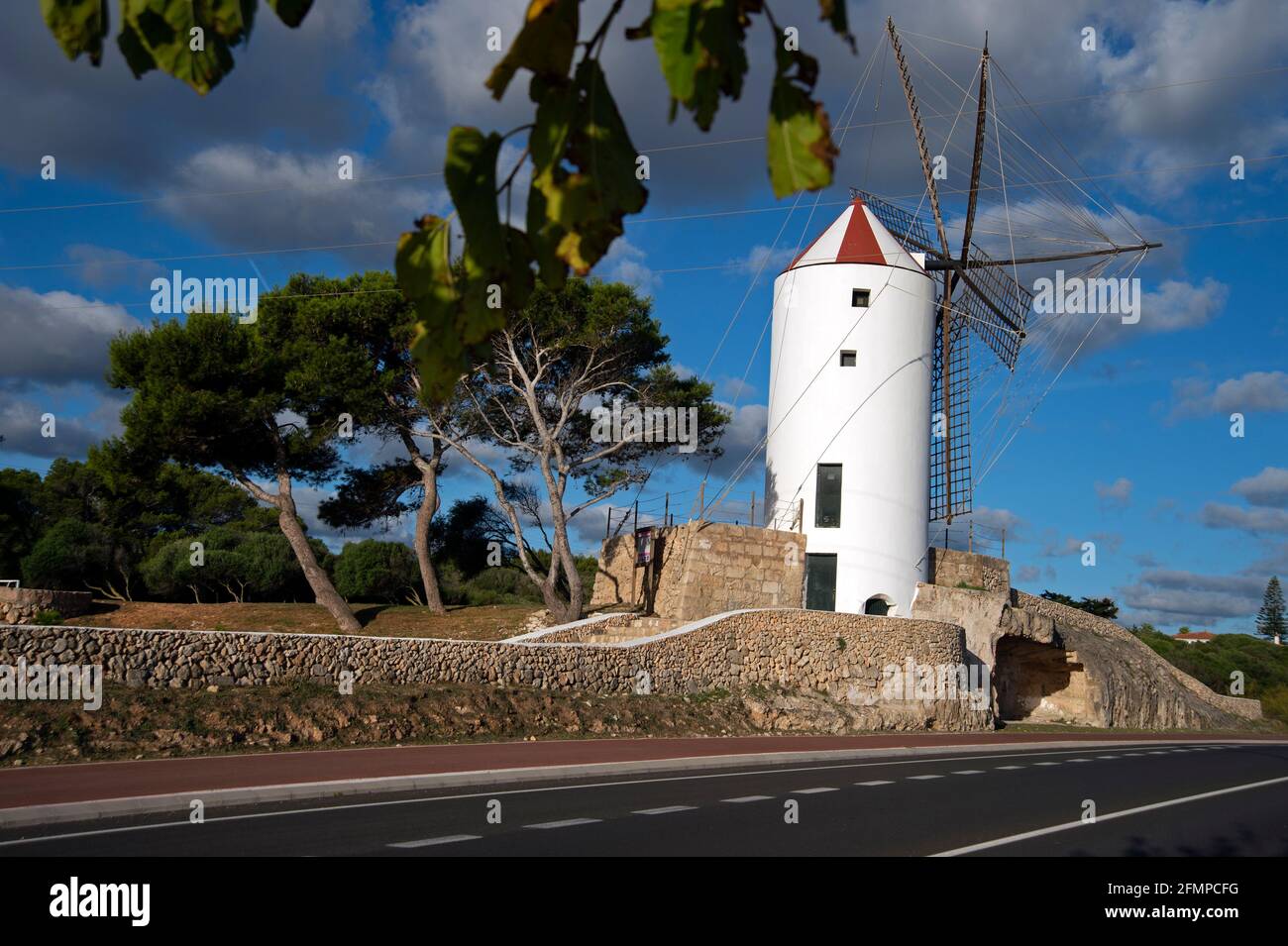 Uno de los antiguos molinos de viento restaurados en Es Castell menorca Foto de stock