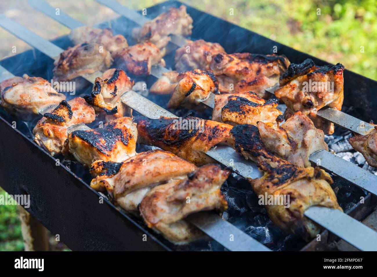 Kebab de pollo quemado en la parrilla Foto de stock