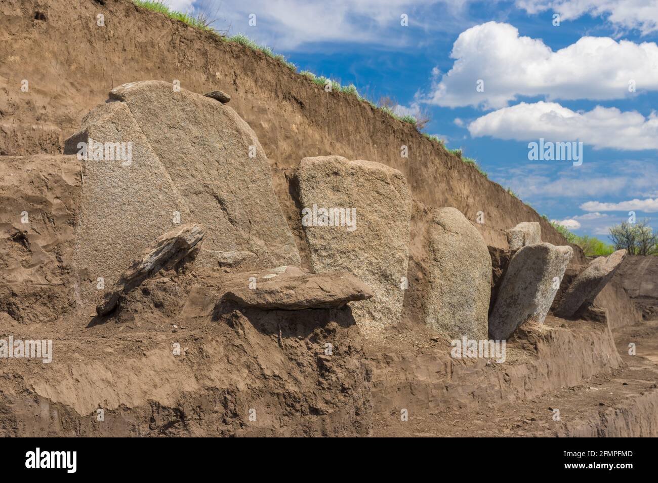 Excavaciones Lugar de las placas de lápida en el antiguo entierro montículo en Novooleksandrivka pueblo en Ucrania de alrededor de 1200s aC Foto de stock