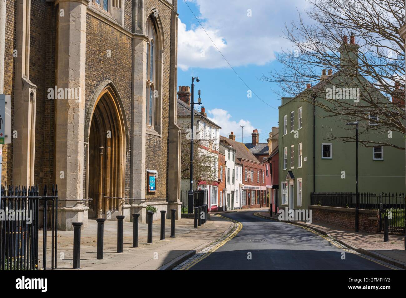 Harwich Essex, vista de la entrada a la Iglesia de San Nicolás y la propiedad de época que bordea Church Street en la zona del casco antiguo de Harwich, Essex, Inglaterra, Reino Unido Foto de stock