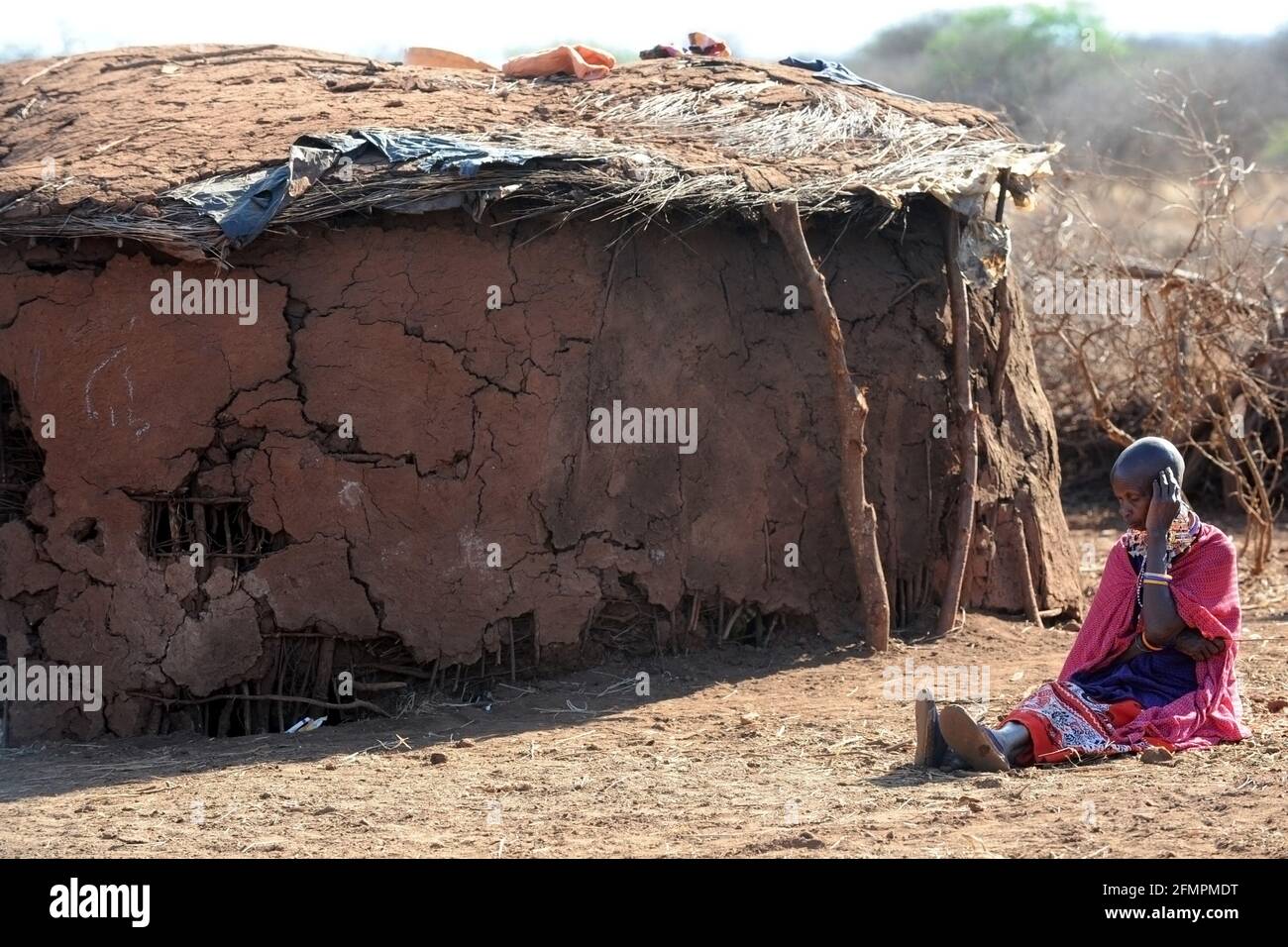 Kenia África Mujer masai al lado de la casa de la cabaña de barro Foto de stock