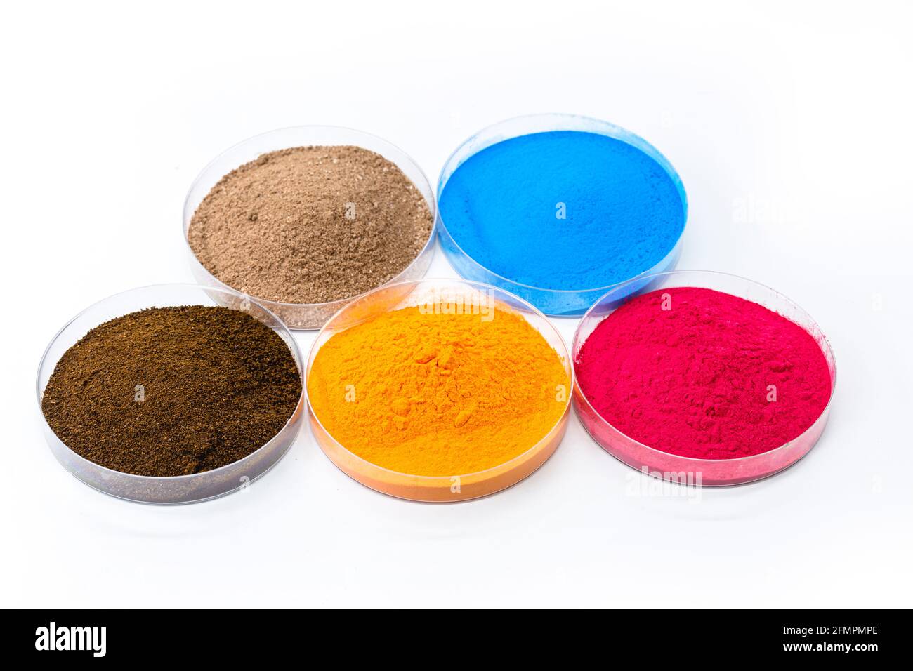 pigmentos coloreados, óxidos de hierro utilizados como colorante, en naranja, azul y rosa Foto de stock