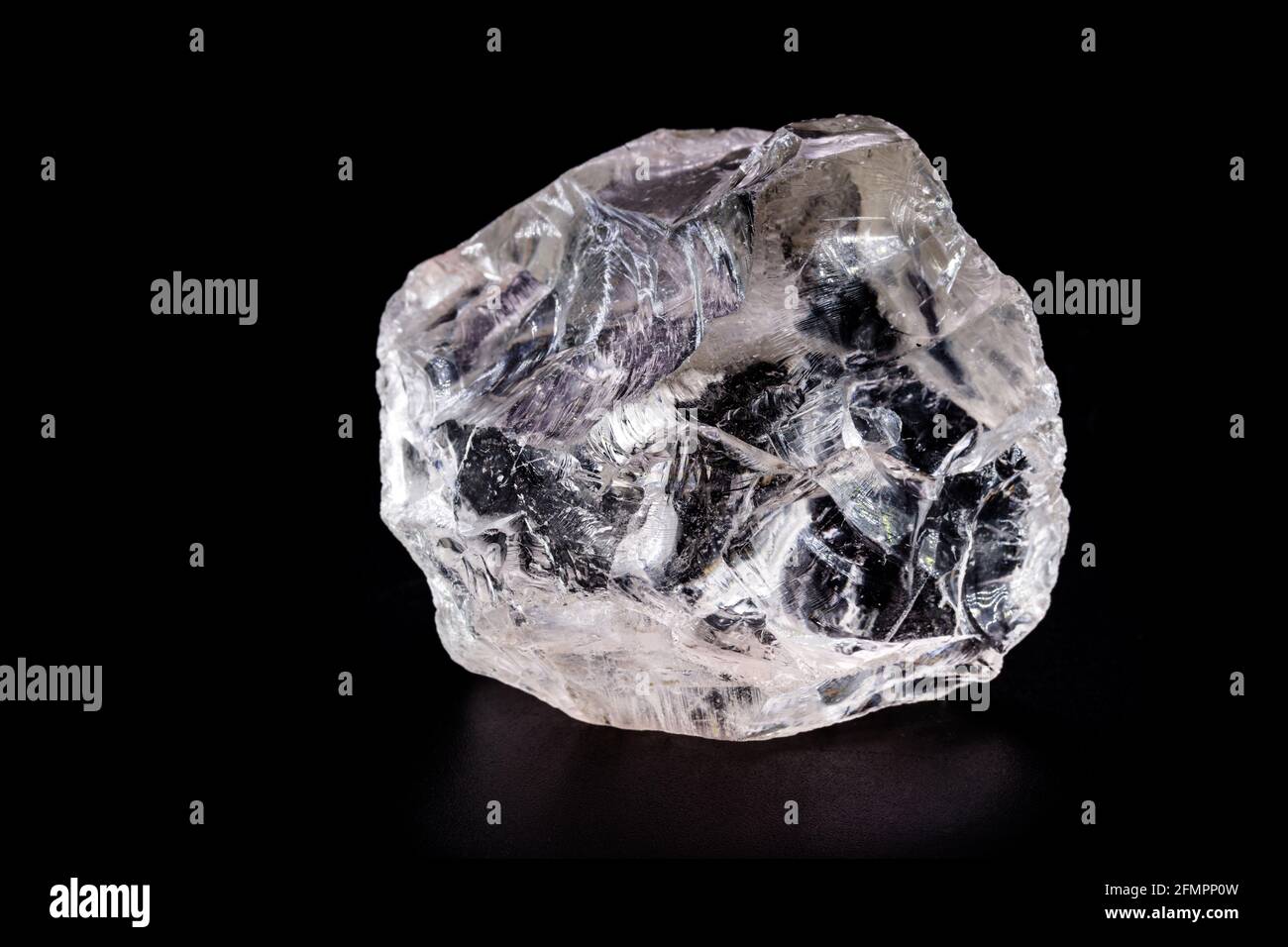 diamante en bruto, cristal en forma alotrópica de carbono, piedra preciosa  sin cortar, concepto de lujo o riqueza Fotografía de stock - Alamy