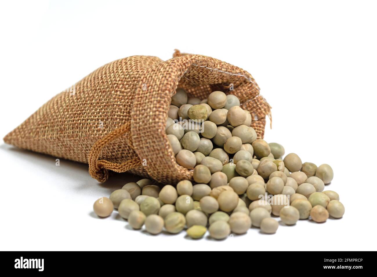 Guisantes secos en una bolsa de arpillera sobre un fondo blanco Foto de stock