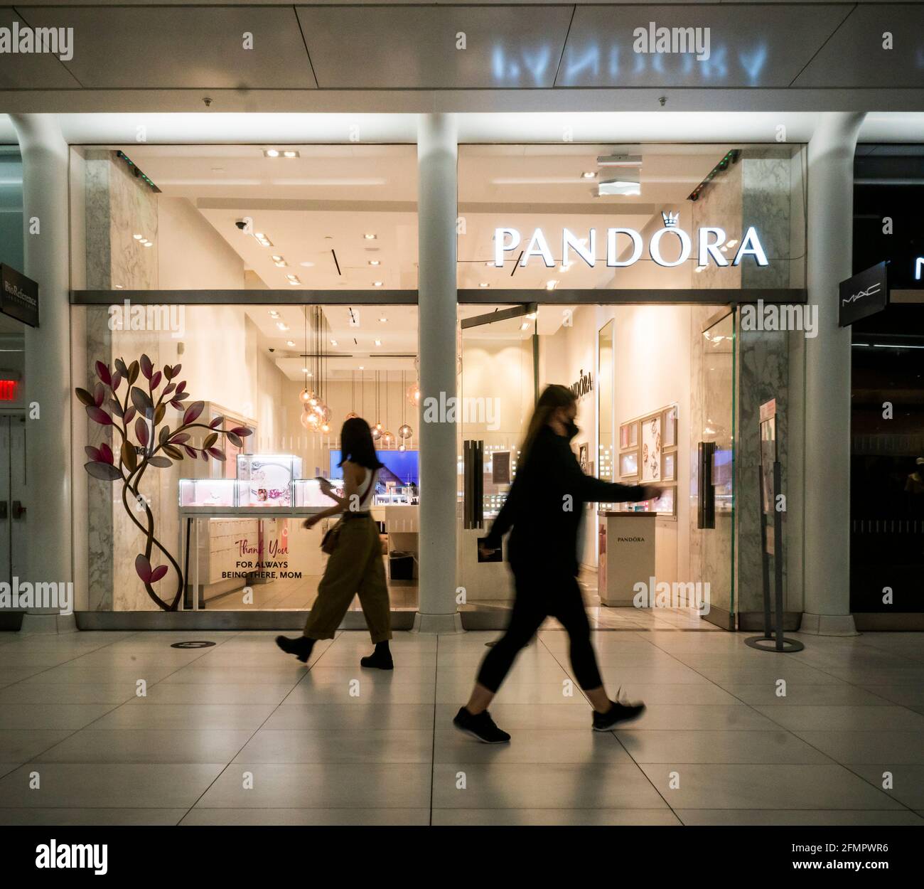 Una tienda de la cadena Pandora de joyerías en el World Trade Center en  Nueva York el martes, 4 de mayo de 2021. Pandora, una empresa danesa,  anunció que ya no venderá
