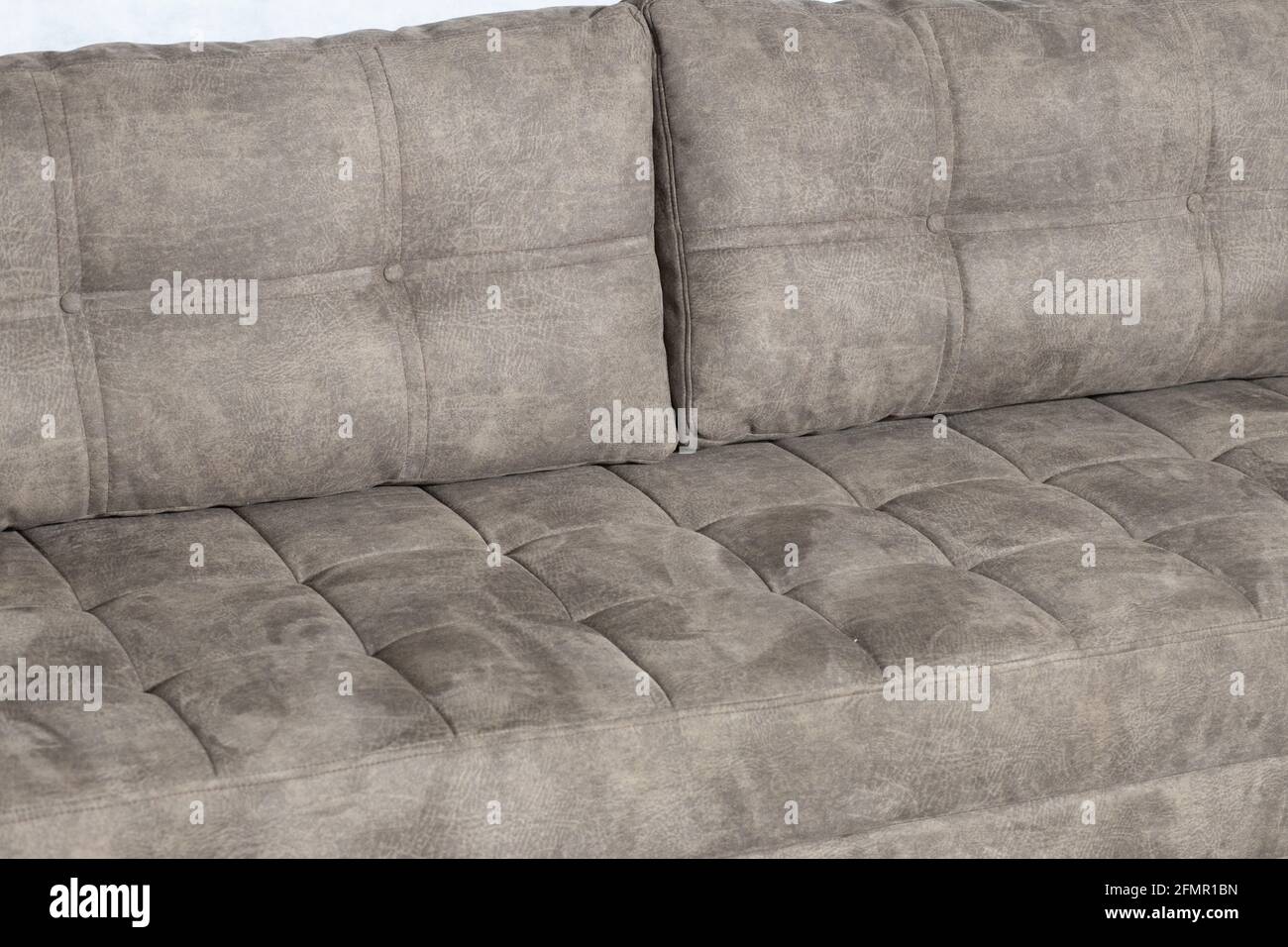 Primer plano de un nuevo sofá gris oscuro Fotografía de stock - Alamy