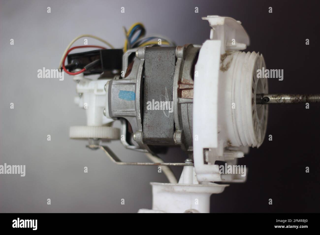 Mumbai, Maharashtra, India, marzo de 07 2021: Abrió el motor de un  ventilador de pedestal con detalles del mecanismo giratorio Fotografía de  stock - Alamy