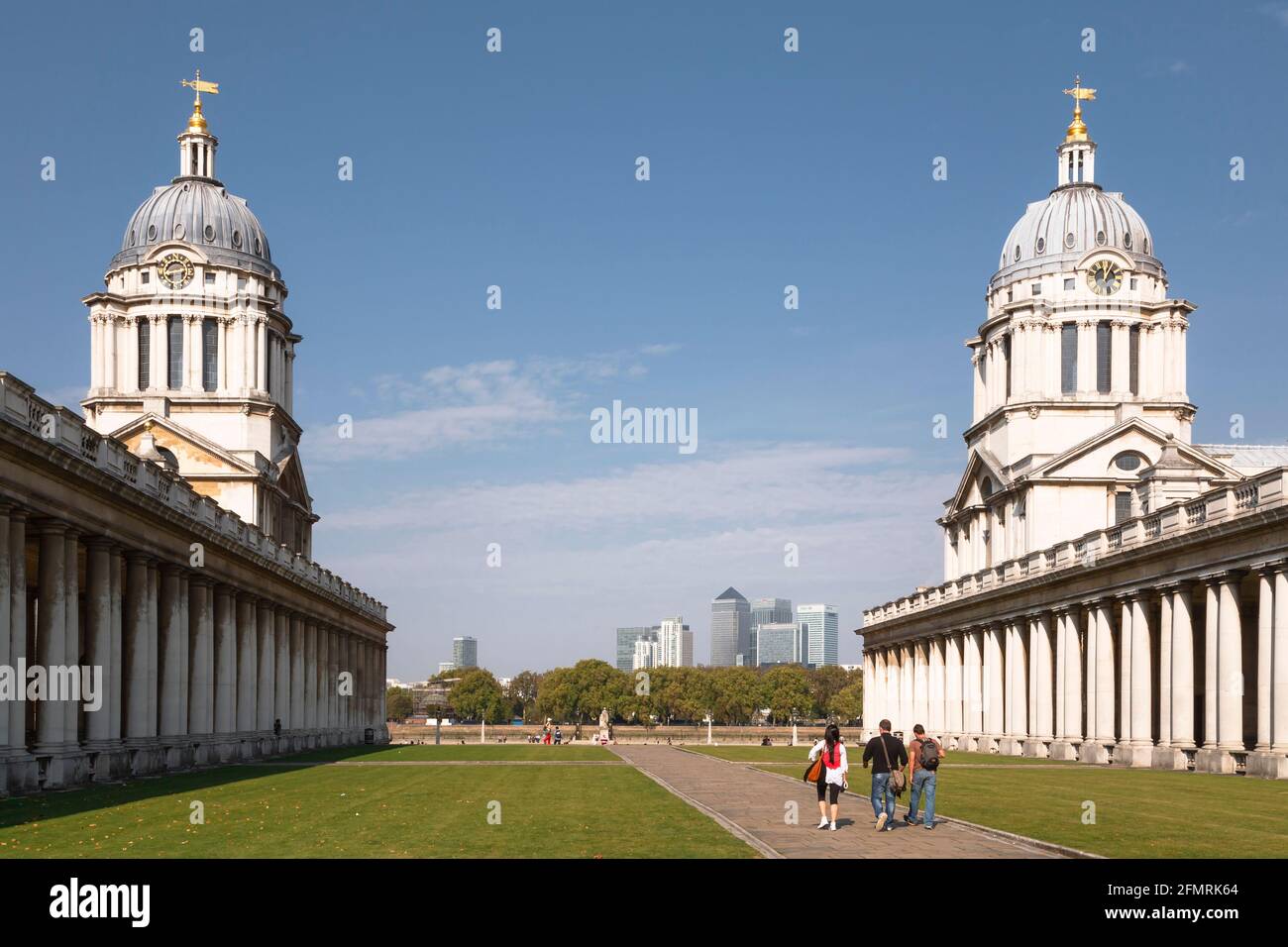 LONDRES, Reino Unido - 03 de octubre de 2011. Cúpulas gemelas del Old Royal Naval College, Museo Marítimo Nacional, Greenwich. Canary Wharf se puede ver en el horizonte Foto de stock