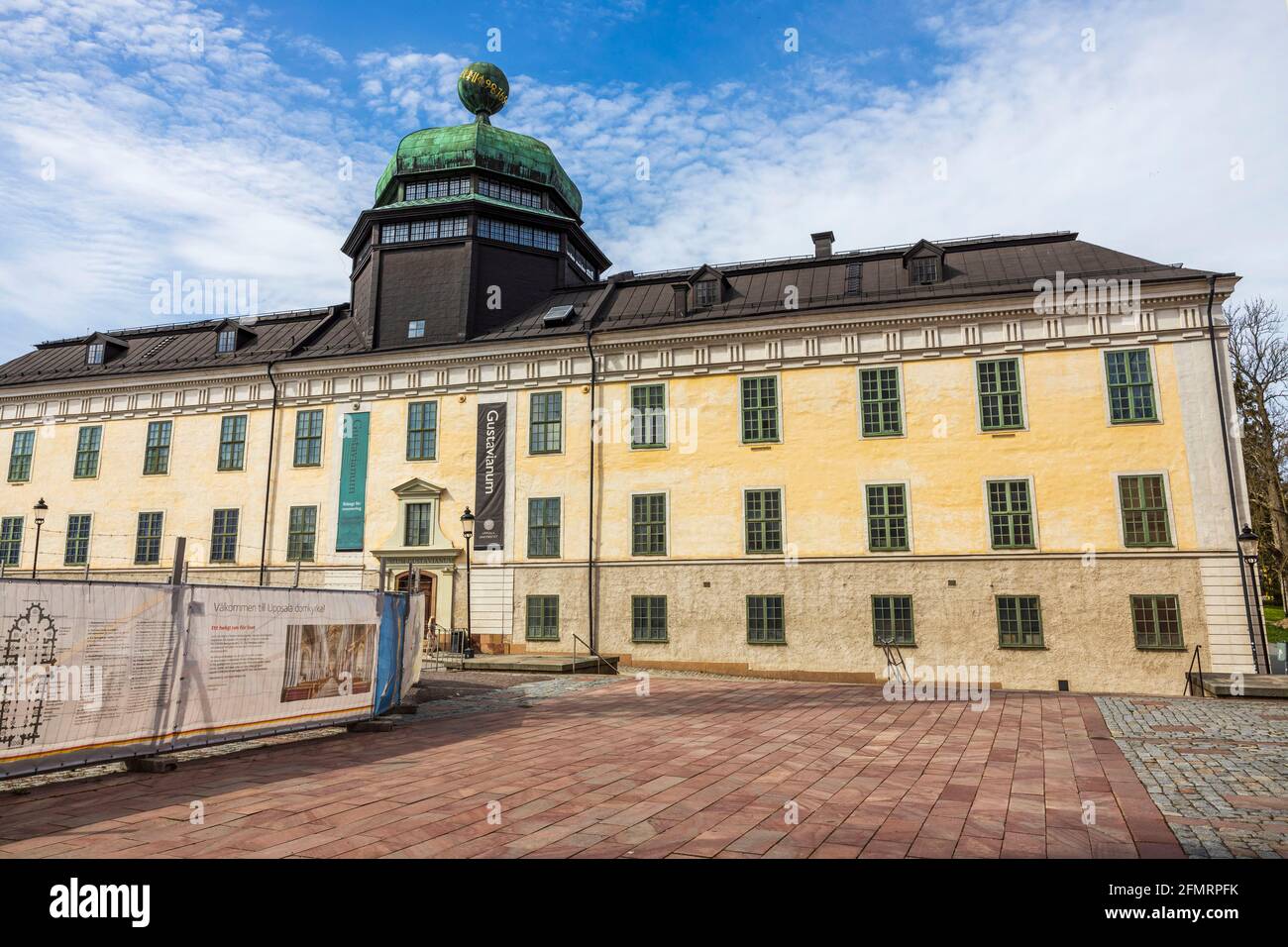 Hermosa vista de la fachada del famoso edificio del museo de la Universidad de Uppsala. SUECIA. Uppsala. Foto de stock