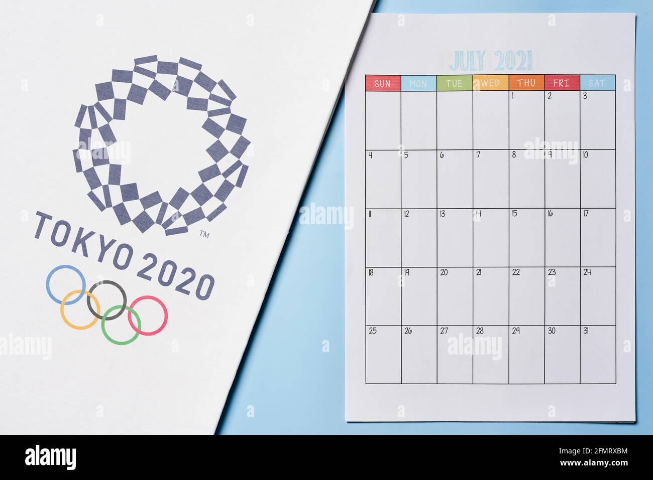 Tashkent, Uzbekistán - 4 de marzo de 2021: 2020 Logotipo de los Juegos Olímpicos de verano en la toalla blanca y calendario mensual de julio de 2021 Foto de stock