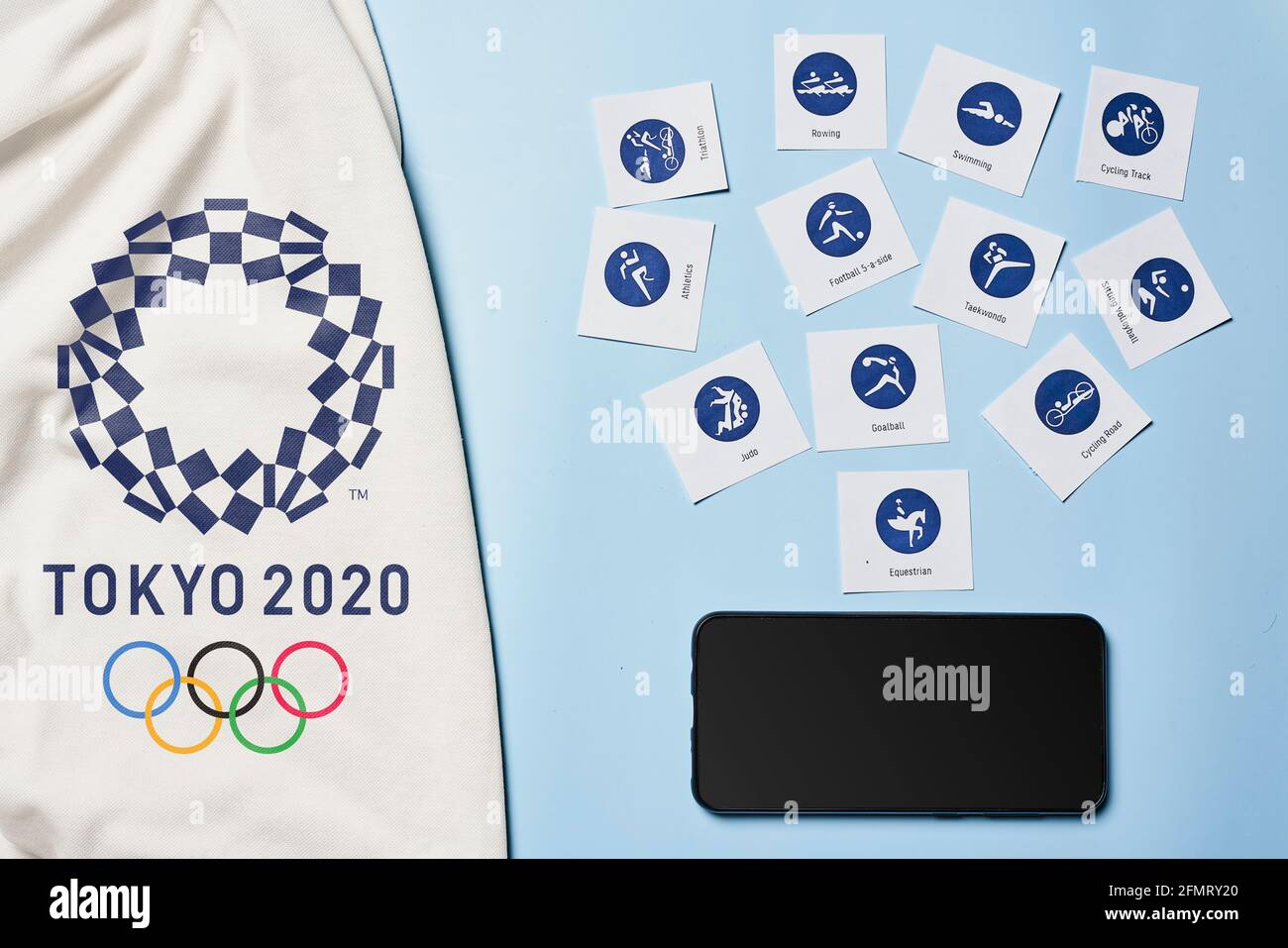 Tashkent, Uzbekistán - 4 de marzo de 2021: 2020 Pictogramas y smaprtphone de los Juegos Olímpicos de verano Foto de stock