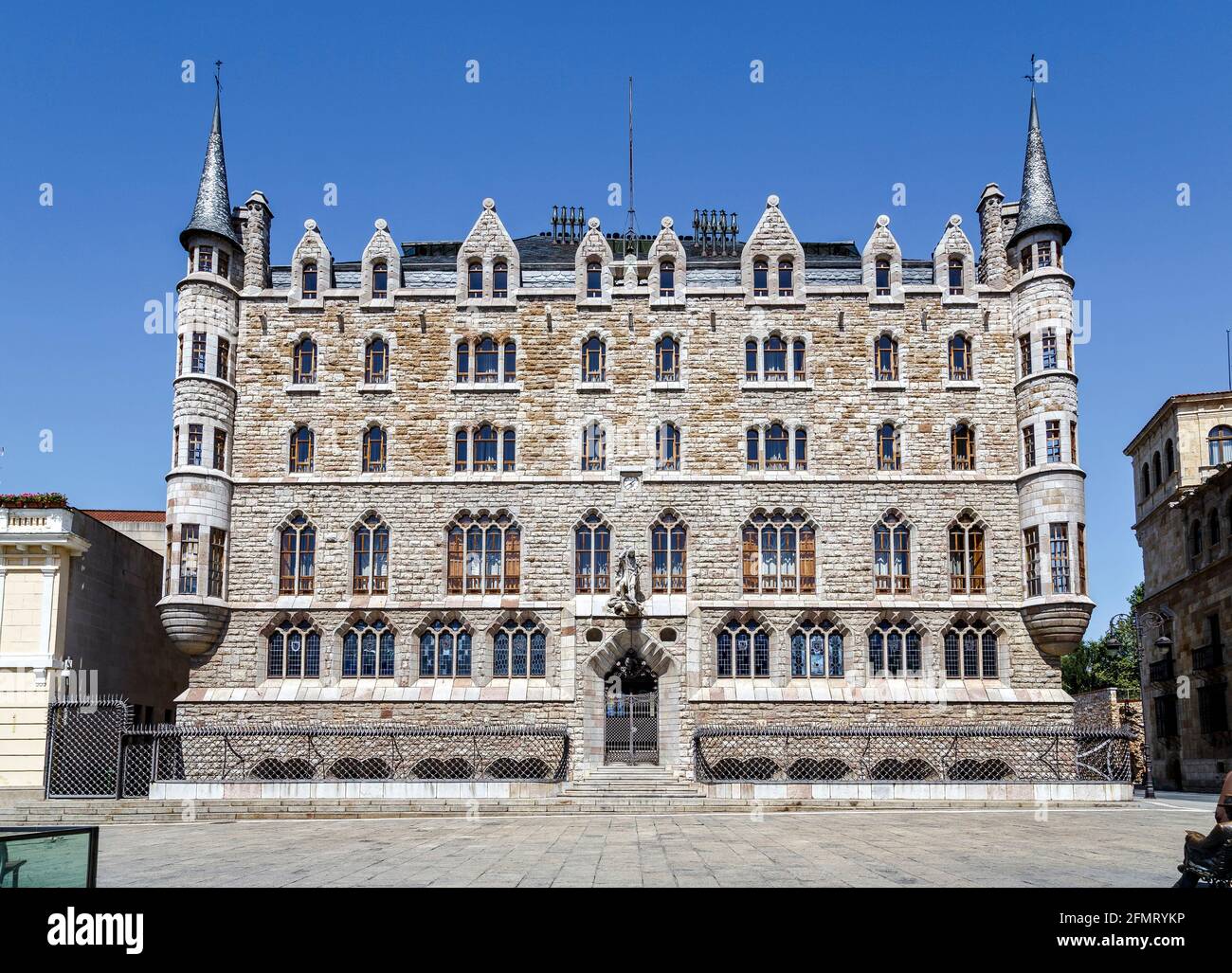 Casa Botines en el Antoni Gaudí en 1894, el Modernismo por Saint James way Fotografía de stock - Alamy