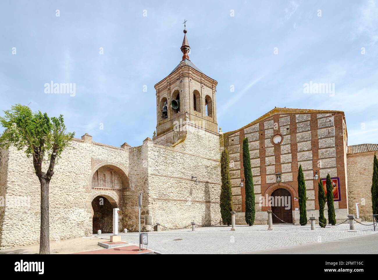 Iglesia de San Miguel Olmedo construido en los muros, Valladolid