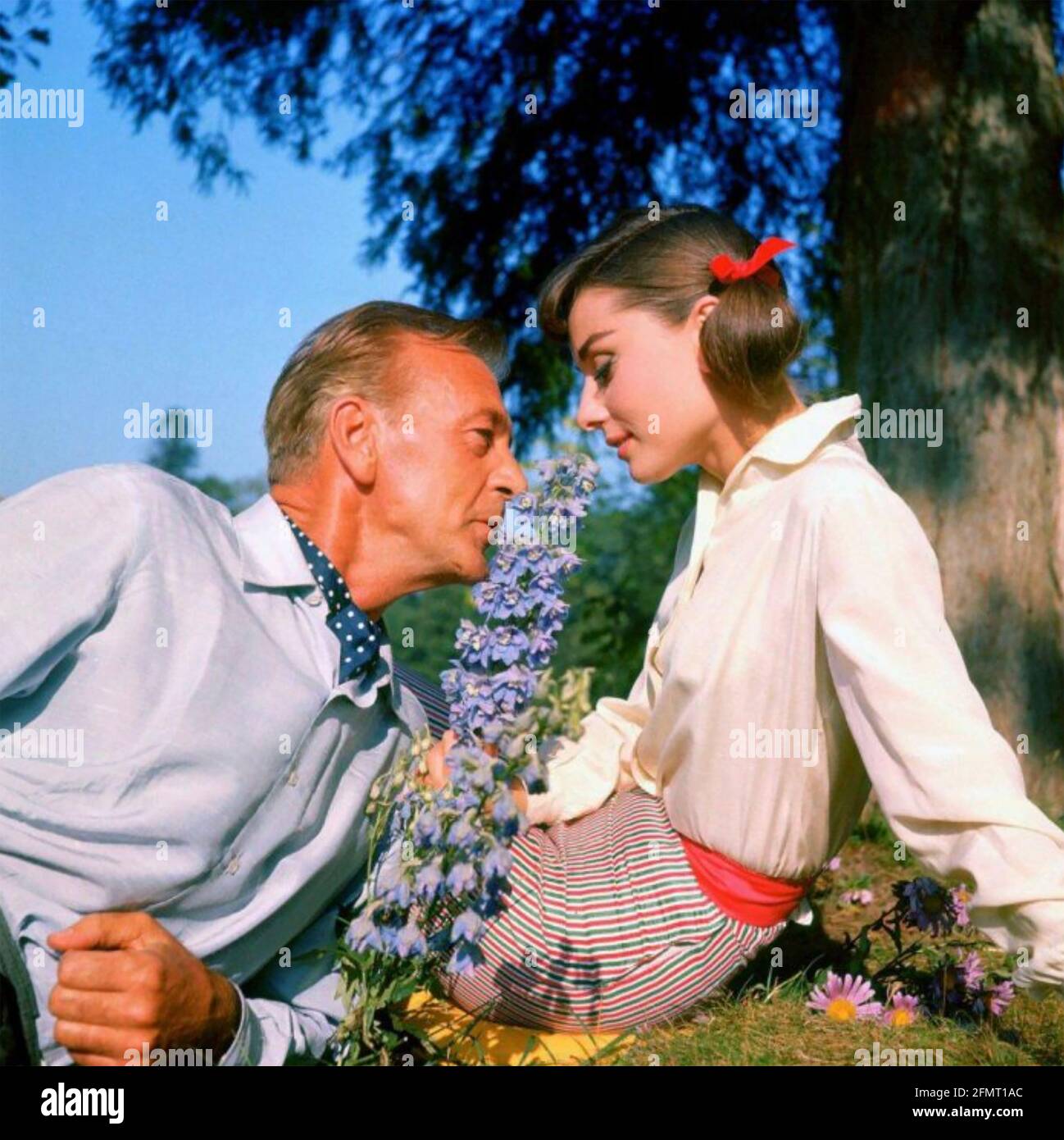 LOVE IN THE WARDES 1957 United Artists filme with Audrey Hepburn y Gary Cooper Foto de stock