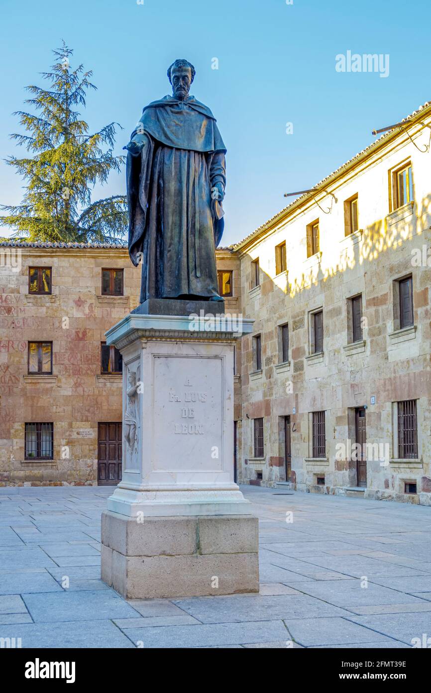 Escultura Fray Luis de León en Salamanca, cerca de la Universidad de España imagen exterior tomada desde el suelo público Foto de stock
