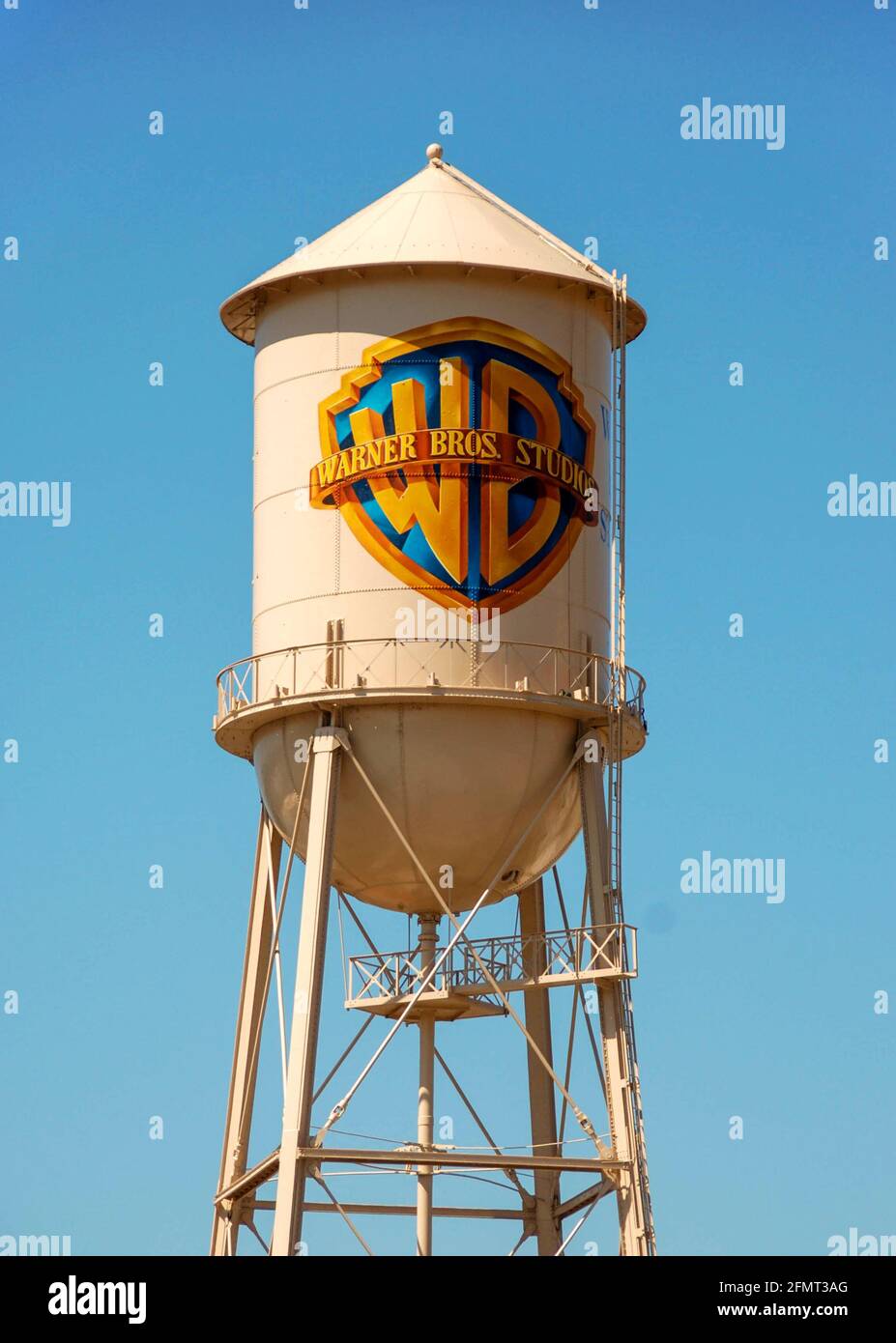 Los Ángeles, California, EE.UU. - Marzo de 2009: Logotipo de la compañía en la torre de agua en los estudios Warner Brothers en Burbank. Foto de stock