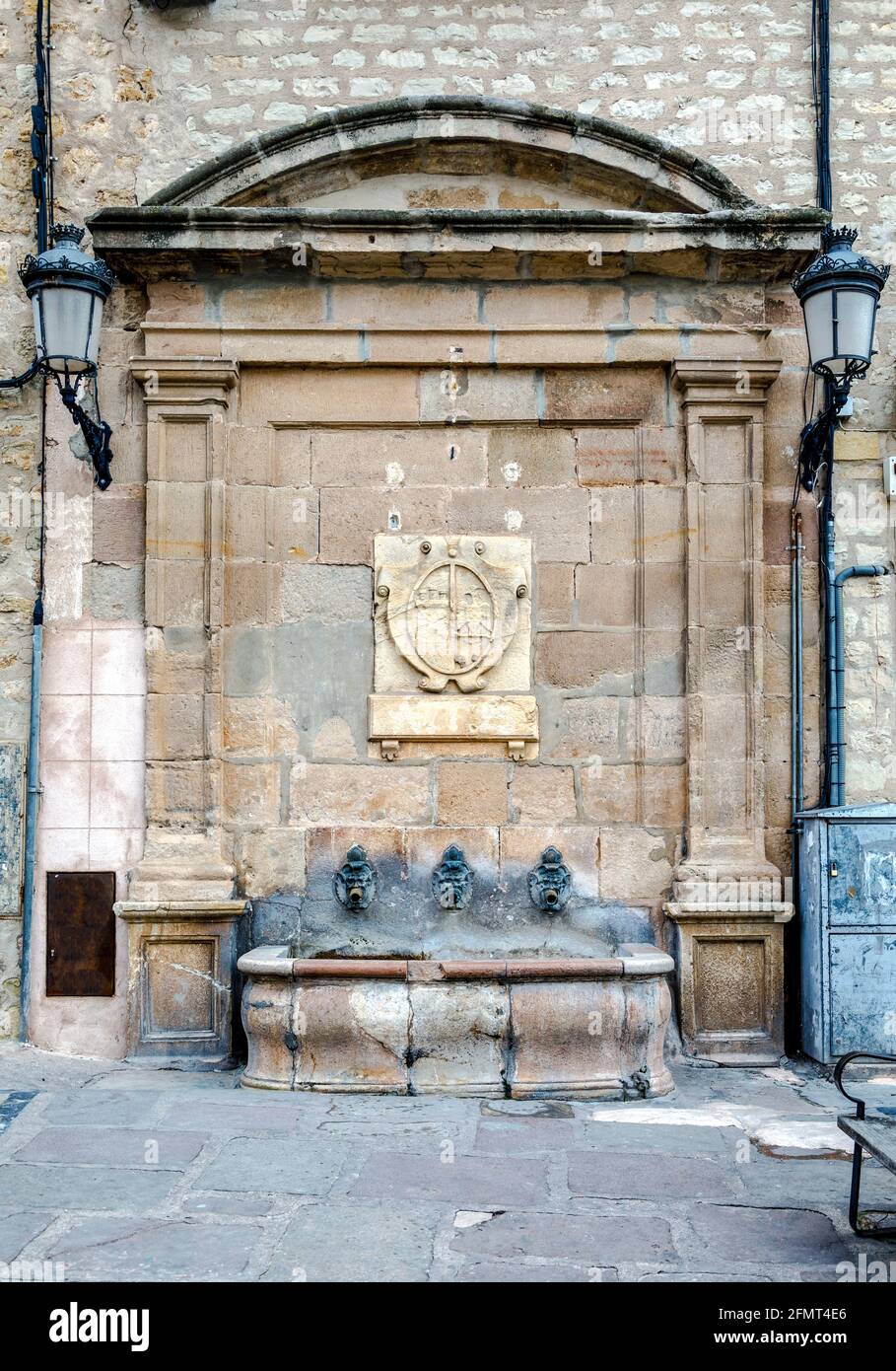 Fuente de la Catedral del siglo XVII, provincia de Siguenza en Guadalajara España Foto de stock