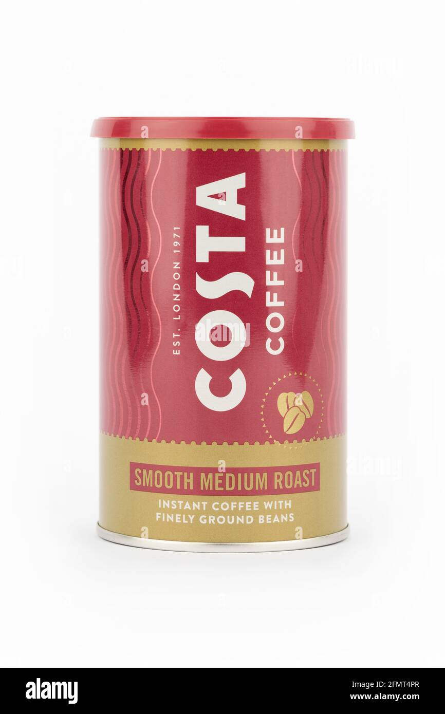 Una lata de café instantáneo de Costa sobre un fondo blanco. Foto de stock