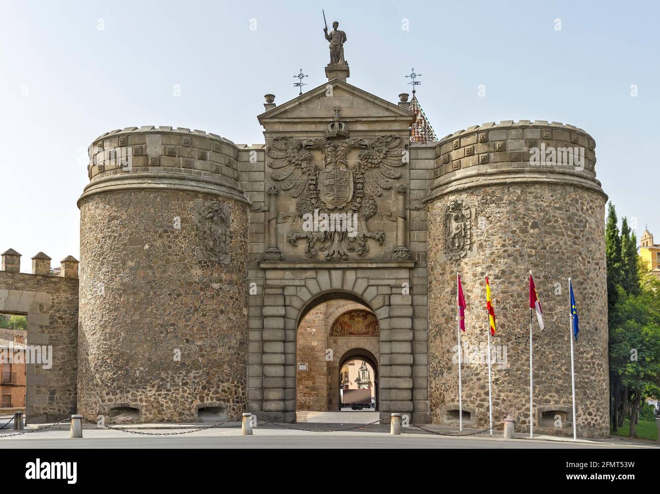 Puerta Nueva de Bisagra, nueva bisagra de puerta, es una puerta monumental  situada en las murallas de Toledo, España Fotografía de stock - Alamy