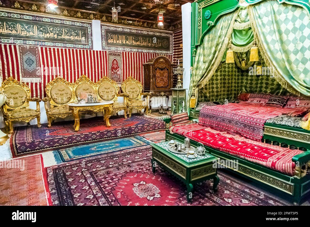 Detalle de un dormitorio de estilo árabe con cama y sala de té, en Túnez  Fotografía de stock - Alamy