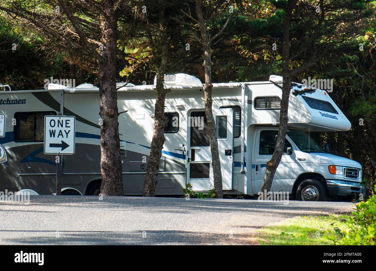 Autocaravana de clase A de Dutchman o autocaravana aparcada en un campamento en el parque estatal Harris Beach en Oregon, Estados Unidos, fuera de la autopista 101. Foto de stock