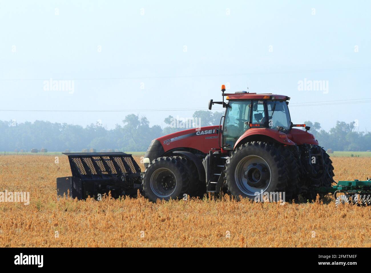 Tractor Magnum Case International 370 en un campo de granja en una mañana de niebla en el país en Kansas. Foto de stock