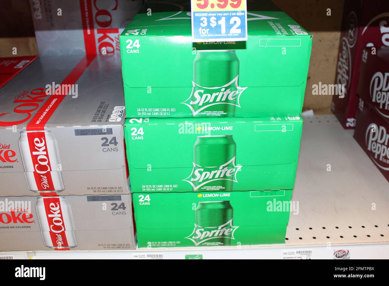 Sprite en una caja de 24 paquetes de inyección de primer plano en una  tienda de comestibles en Kansas en un estante de metal Fotografía de stock  - Alamy