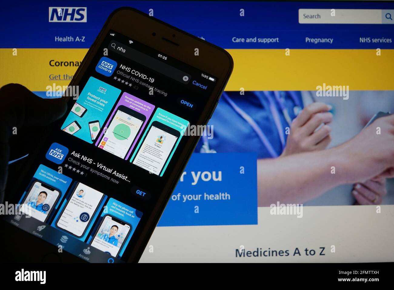 Servicio Nacional de Salud (NHS) aplicación sobre la silueta de un smartphone sujétela con la mano Foto de stock