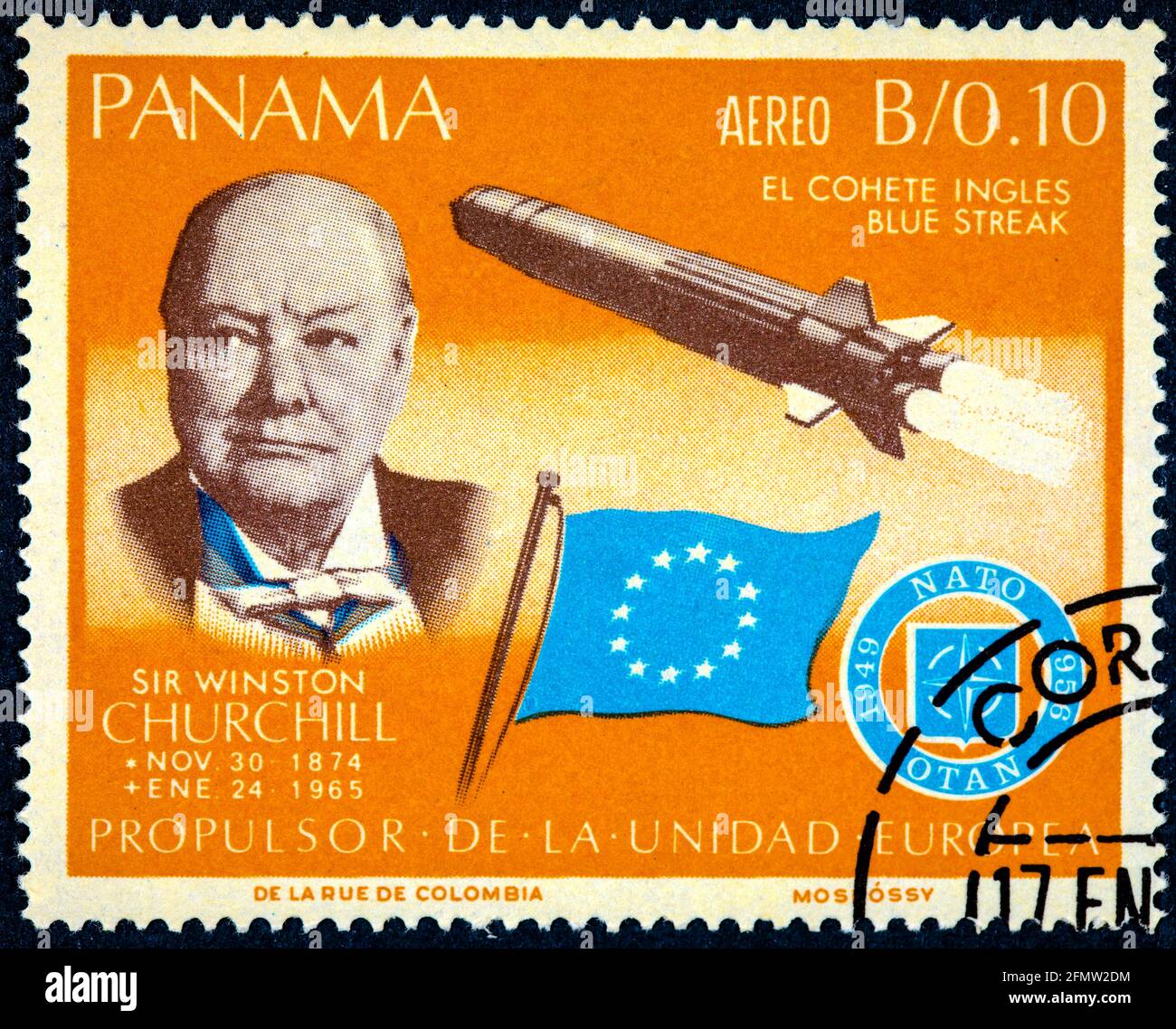 Guardar Descargar Vista previa PANAMÁ - ALREDEDOR de 1966: Un sello impreso por Panamá muestra Sir Winston Churchill y cohete Blue streak Foto de stock