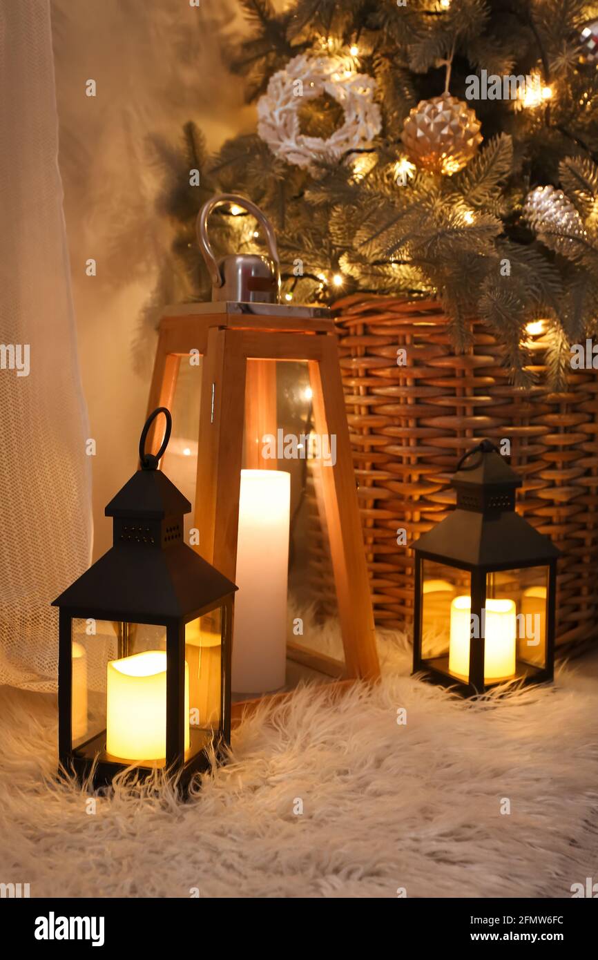 Elegantes faroles y árbol de Navidad en la habitación Fotografía de stock -  Alamy