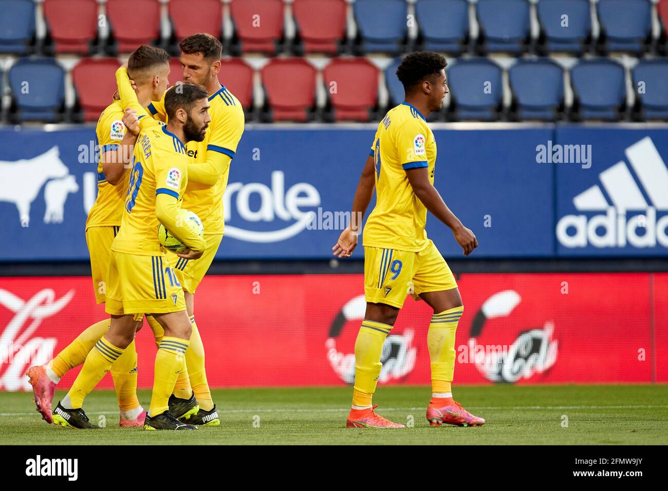 Pamplona, España. 11th de mayo de 2021. Cadiz CF celebra un gol durante el partido español La Liga Santander entre CA Osasuna y Cádiz CF en el estadio Sadar.(Finale Score; CA Osasuna 3-2 Cádiz CF) (Foto de Fernando Pidal/SOPA Images/Sipa USA) Crédito: SIPA USA/Alamy Live News Foto de stock