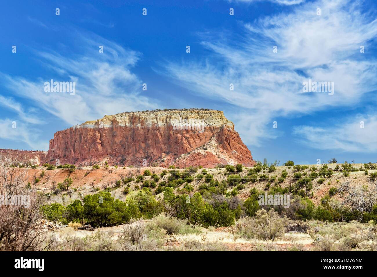 Formación de Mesa de arenisca en Abiquiu, Nuevo México, EE.UU. Foto de stock