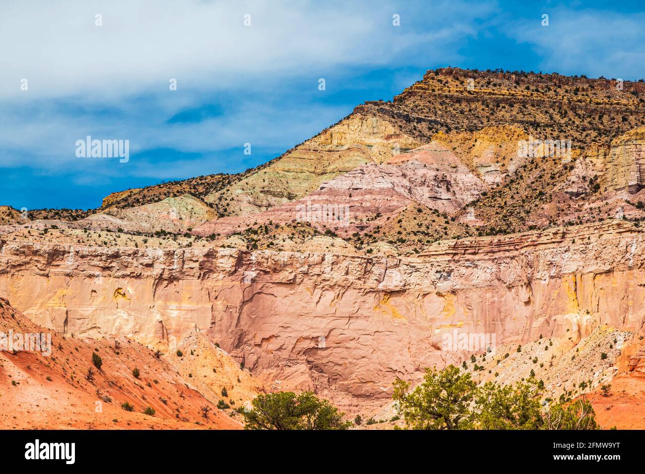 Rocas de piedra arenisca de colores y estriados en Abiquiu, Nuevo México, Estados Unidos. Foto de stock