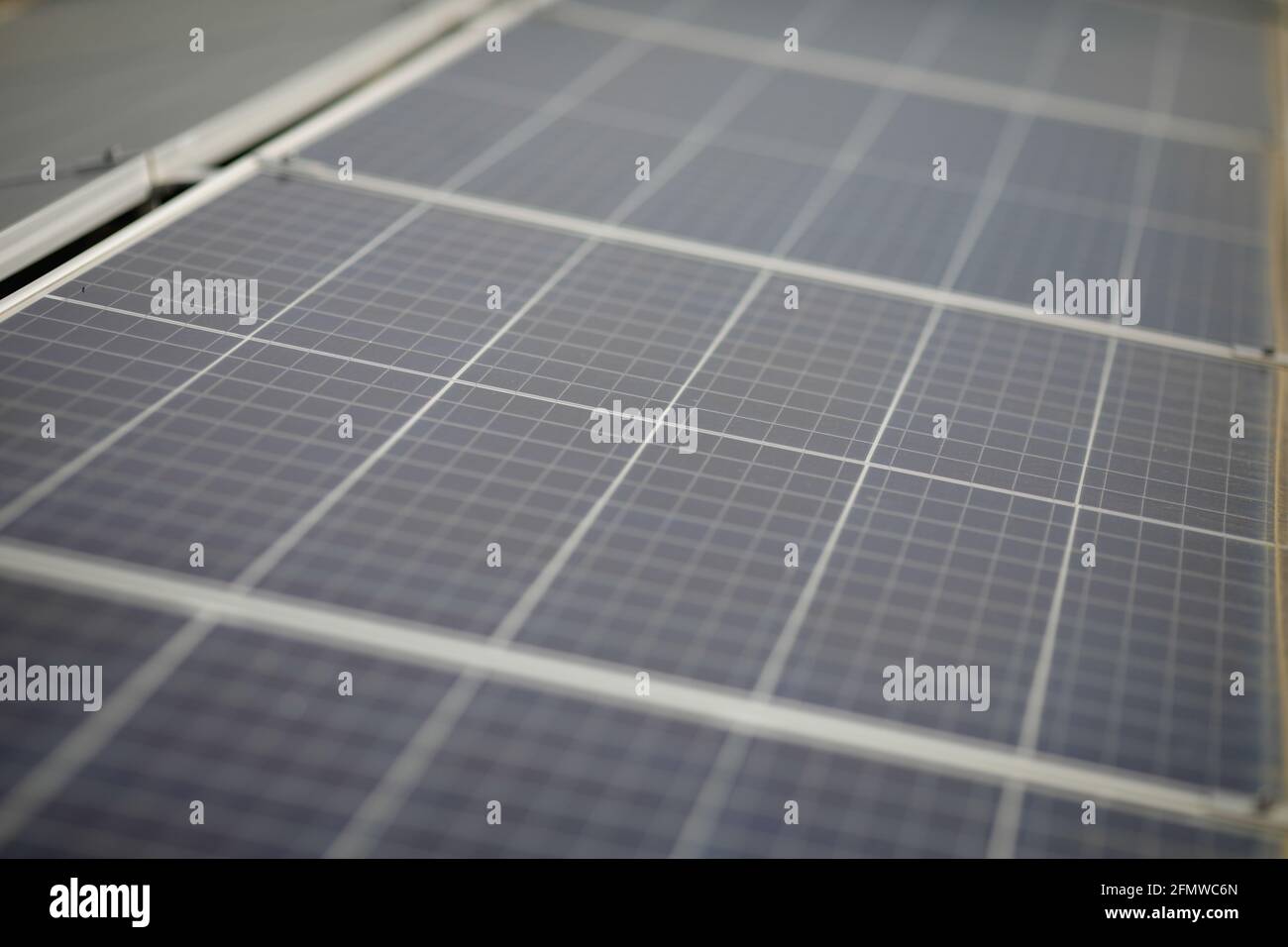 Paneles solares industriales en el techo de un hipermercado. Foto de stock