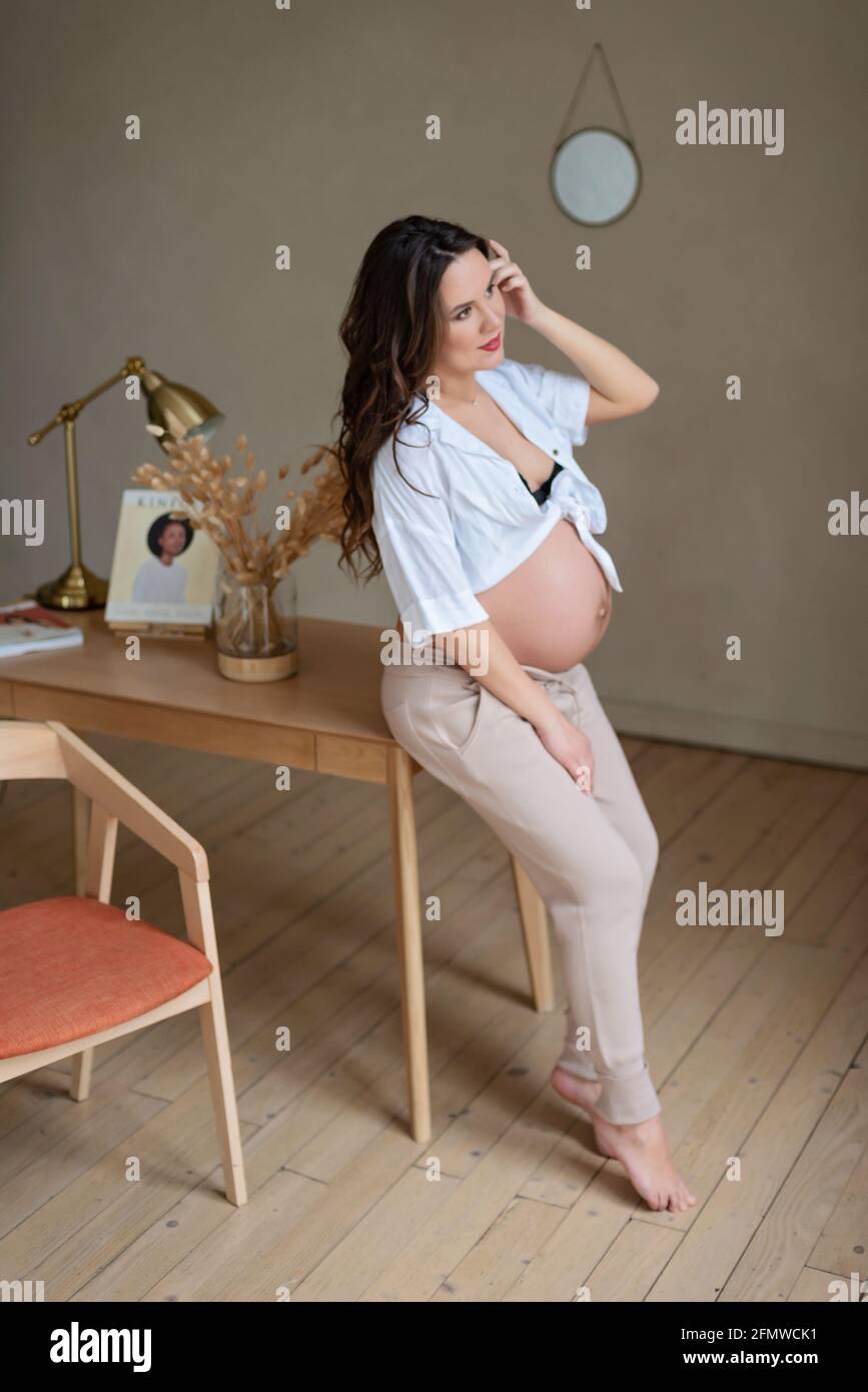 c8.alamy.com/compes/2fmwck1/hermosa-mujer-embaraza